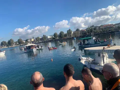 Αγιασμός των υδάτων στο λιμάνι στην Παλαιά Φώκαια.