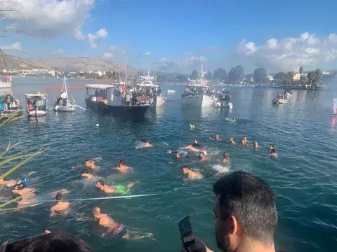 Αγιασμός των υδάτων στο λιμάνι στην Παλαιά Φώκαια.